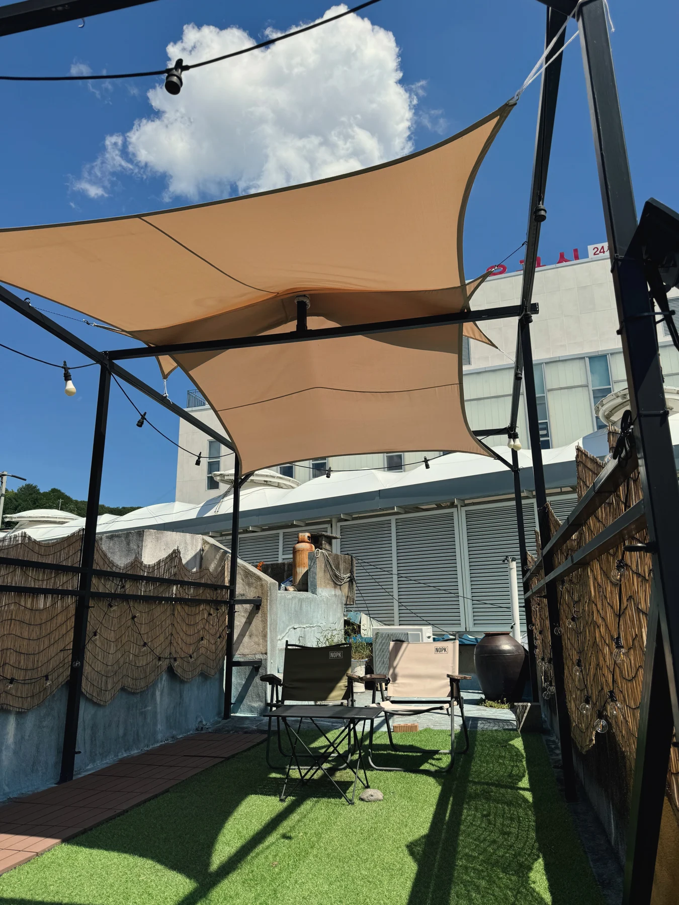 街の屋根の間にある、小さな休み場所
